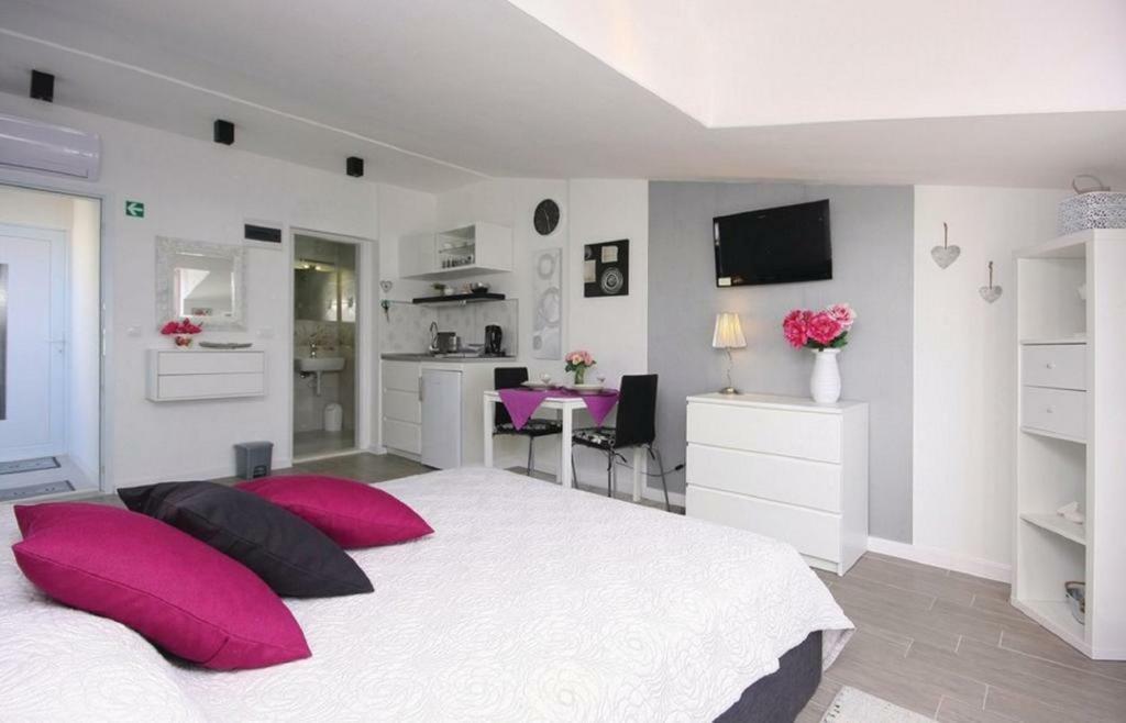 Apartmani Riva Рогозница Экстерьер фото